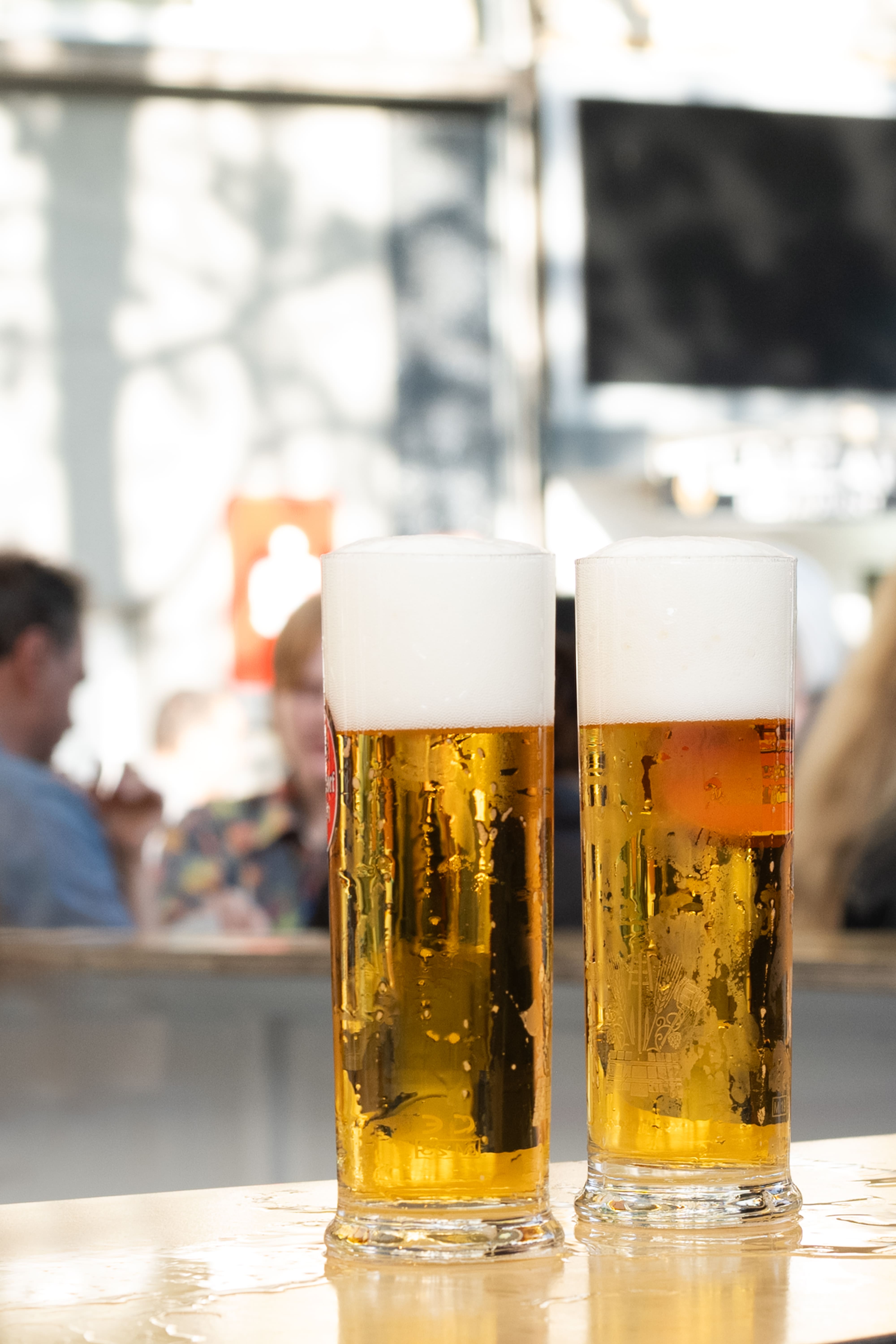
Zwei frisch gezapfte Reissdorf Kölsch auf dem Feierabendmarkt am Chlodwigplatz in Köln
