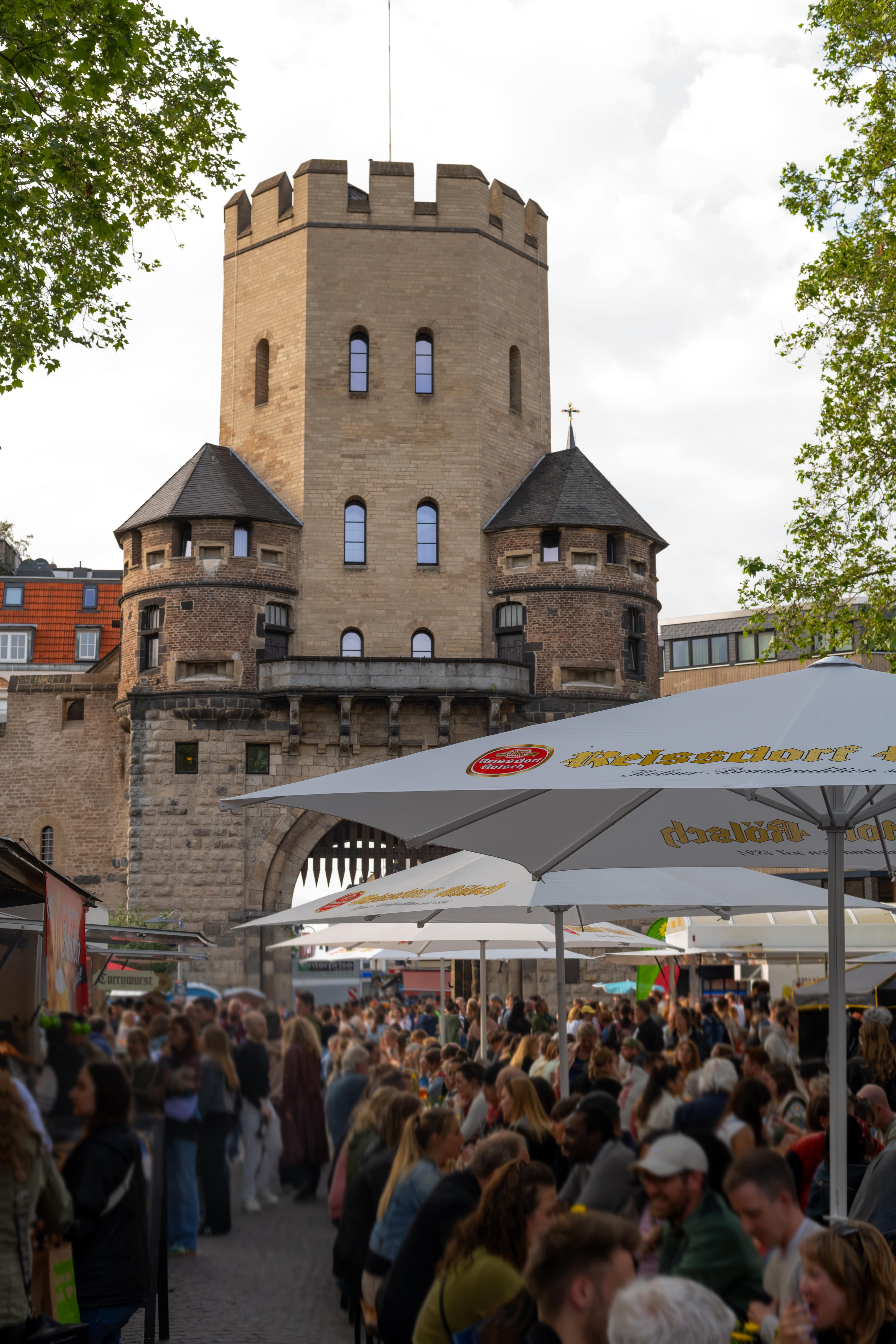 
Feierabendmarkt am Chlodwigplatz in Köln mit Blick auf das Severinstor
