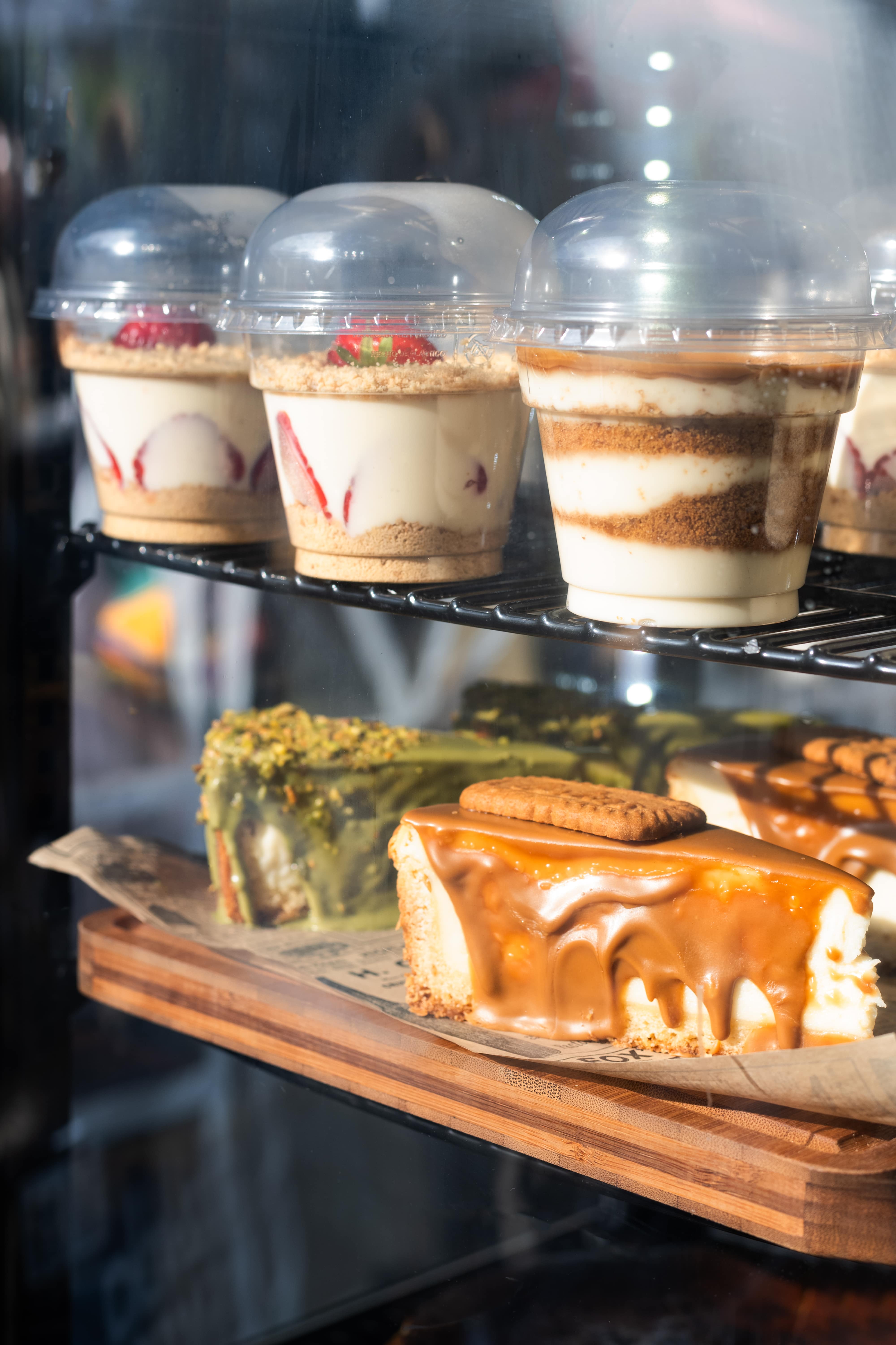 
Frische Desserts und Cheesecake auf dem Feierabendmarkt am Chlodwigplatz in Köln.
