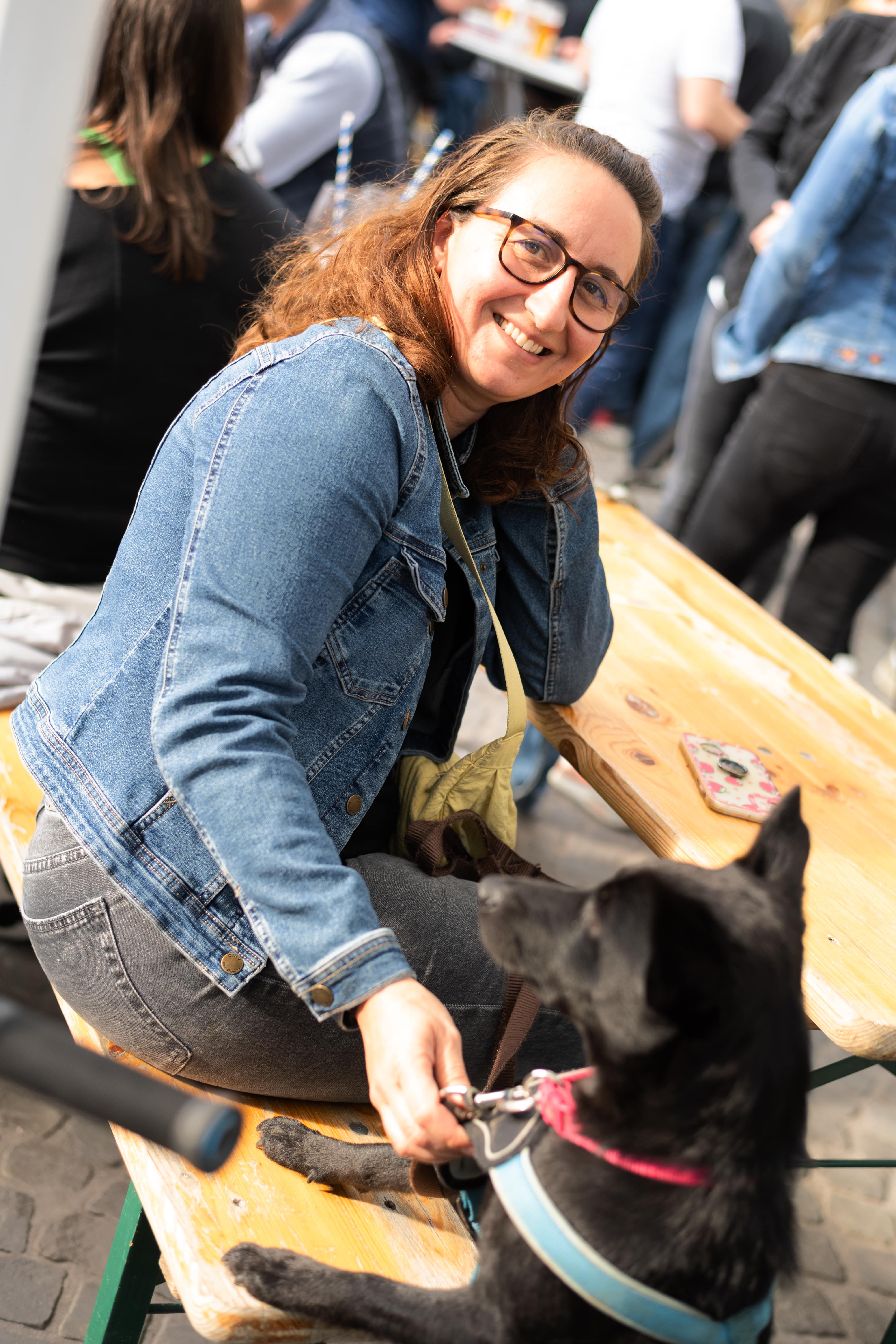 
Frau mit Hund genießt die Atmosphäre auf dem Feierabendmarkt am Chlodwigplatz in Köln
