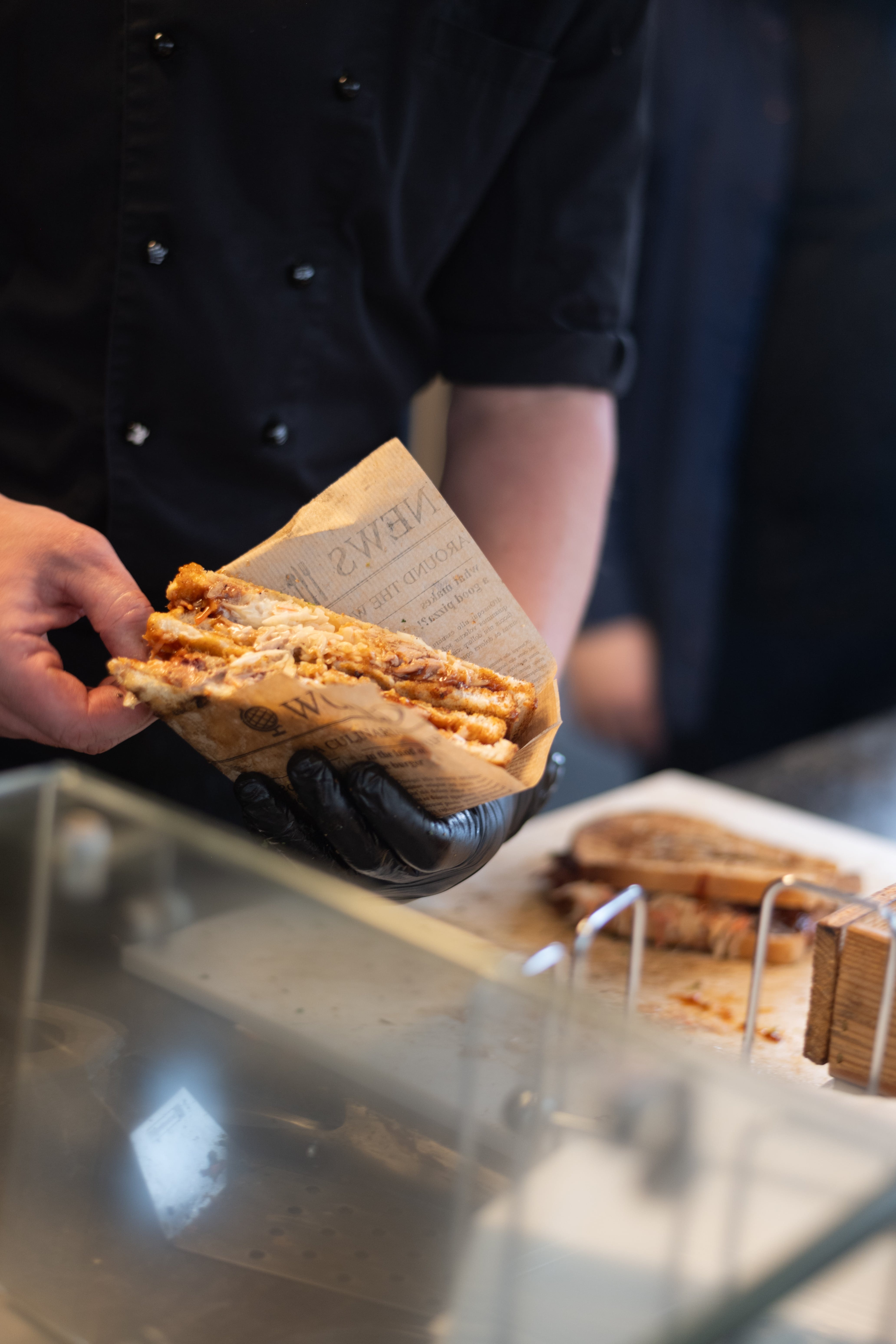 
Frisch zubereitetes Sandwich mit geschmolzenem Käse auf dem Feierabendmarkt am Chlodwigplatz in Köln
