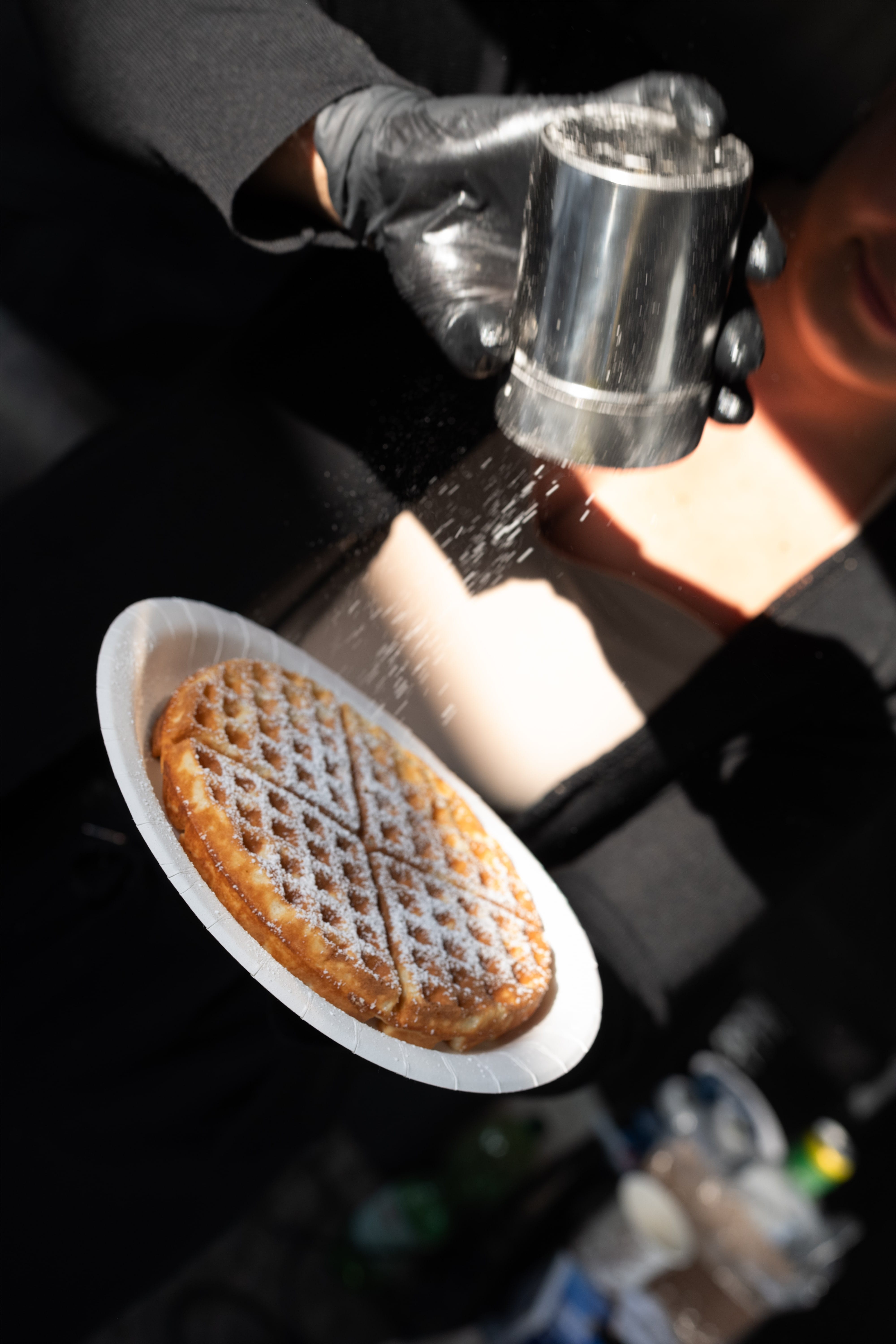 
Frische Waffel mit Puderzucker auf dem Feierabendmarkt am Chlodwigplatz in Köln
