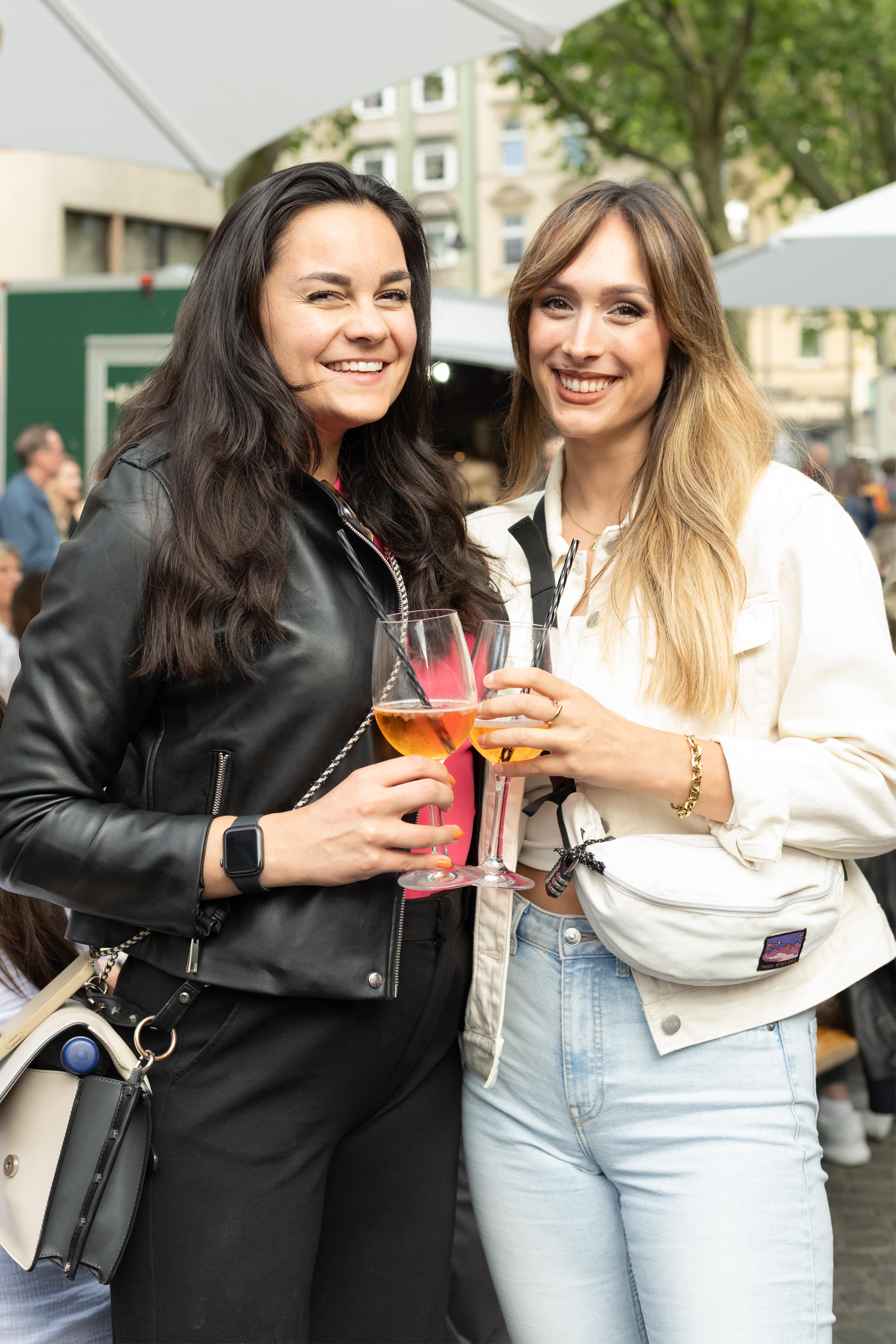 
Zwei Frauen stoßen mit Aperol auf dem Feierabendmarkt am Chlodwigplatz in Köln an
