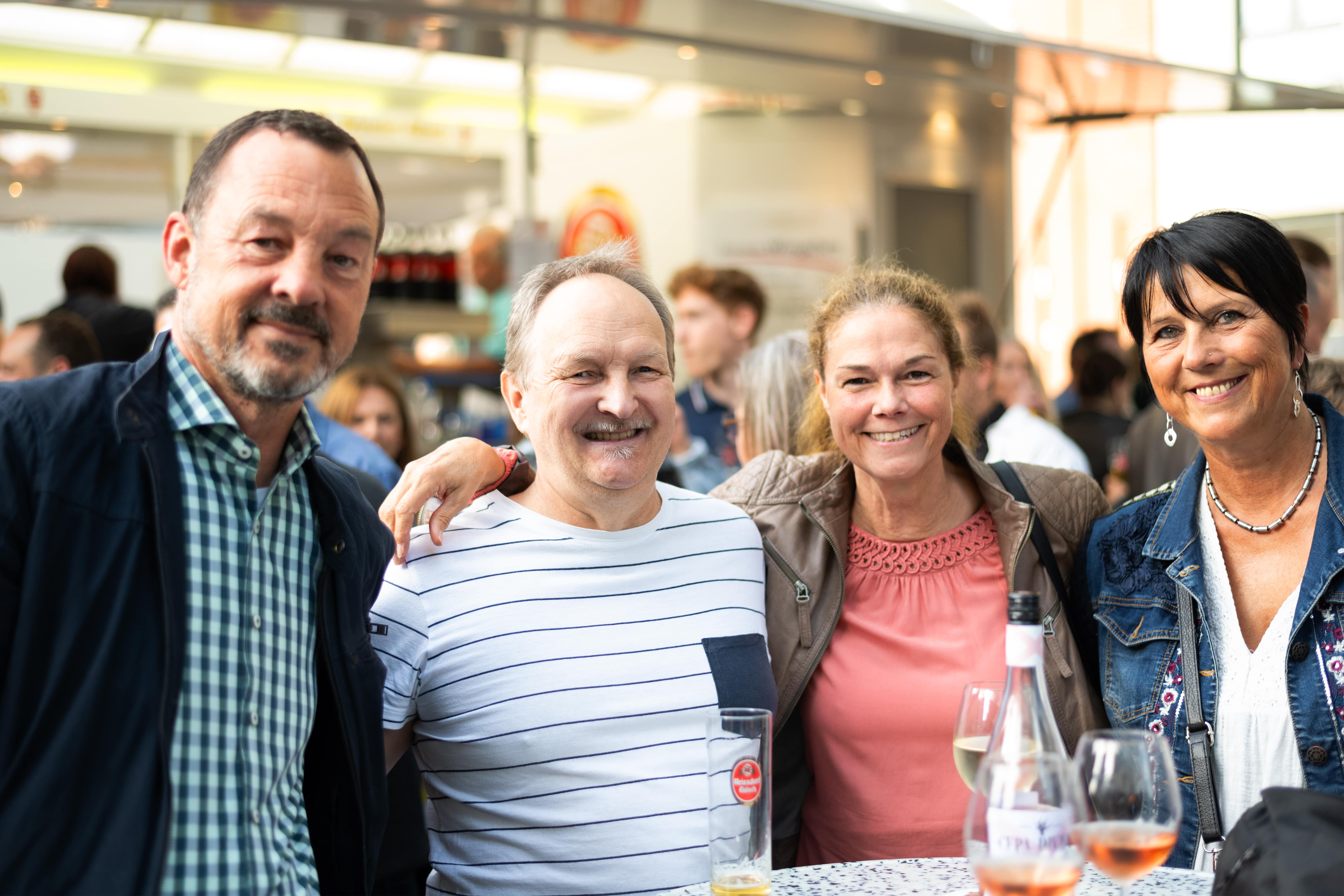 
Gruppe von Freunden genießt Kölsch und Aperol auf dem Feierabendmarkt
