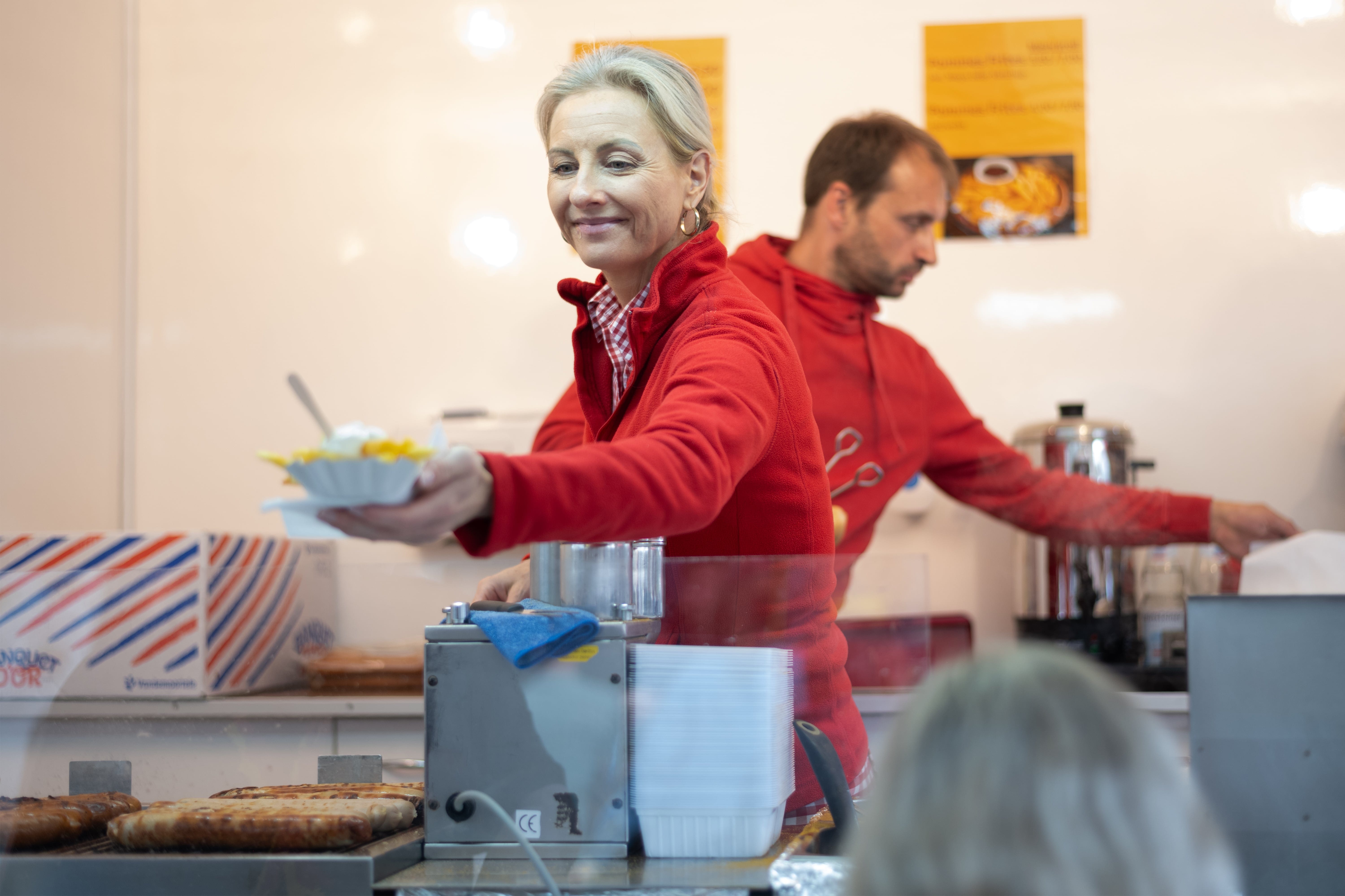 
Imbissstand serviert frische Pommes auf dem Feierabendmarkt in Köln
