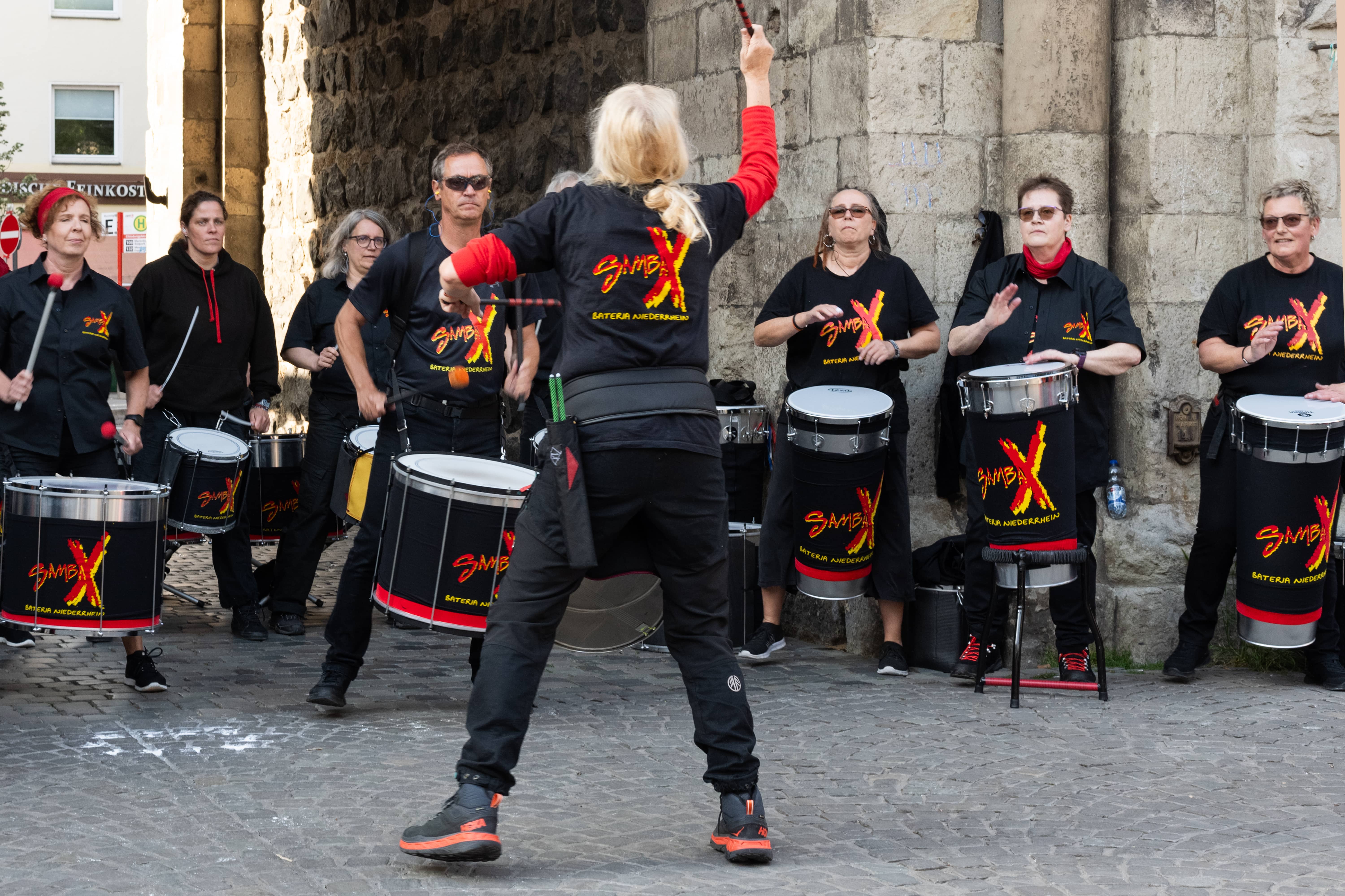 
Samba-Band spielt Live-Musik auf dem Feierabendmarkt in Köln

