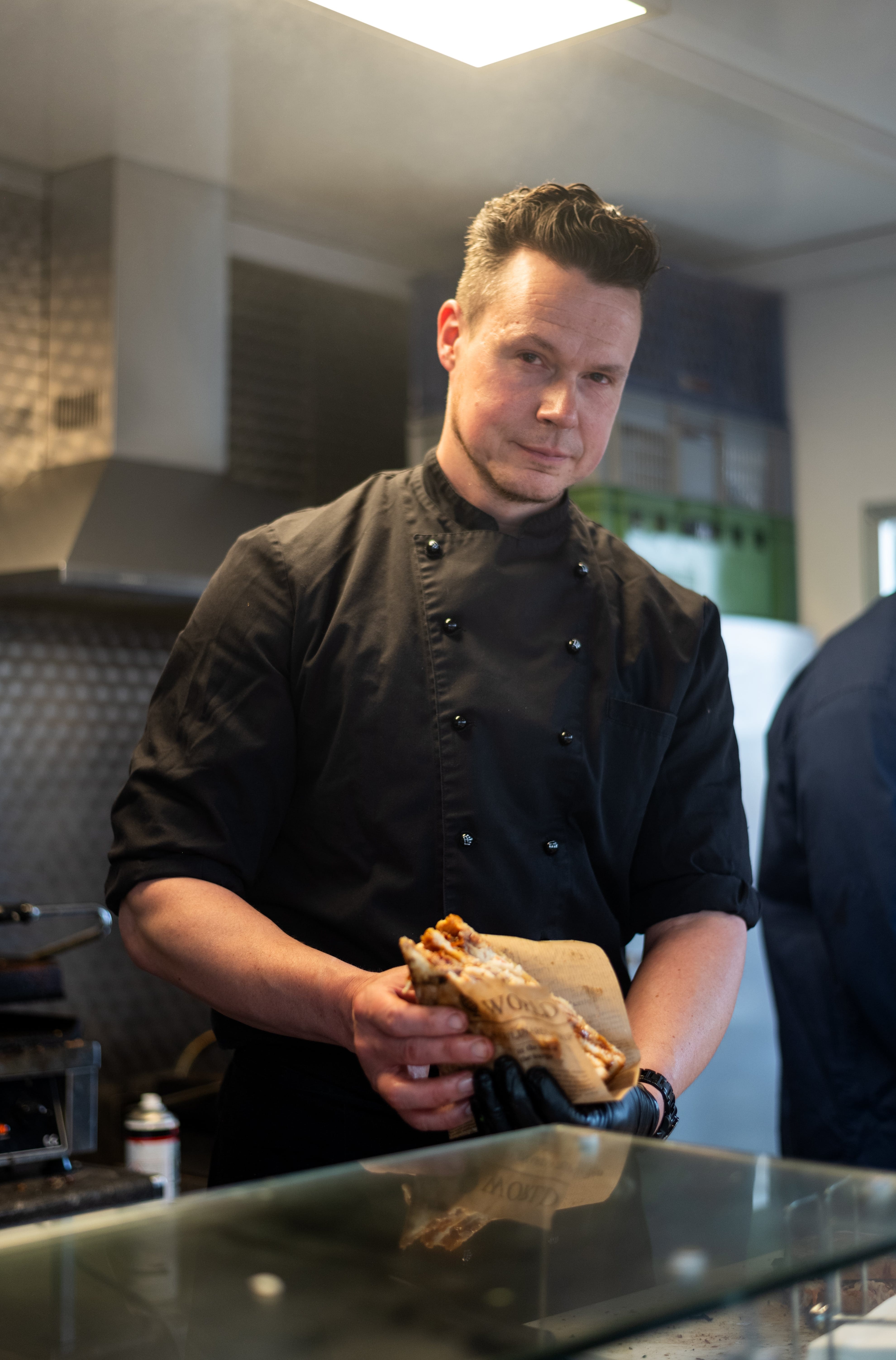 
Koch serviert frisches Sandwich auf dem Feierabendmarkt am Chlodwigplatz
