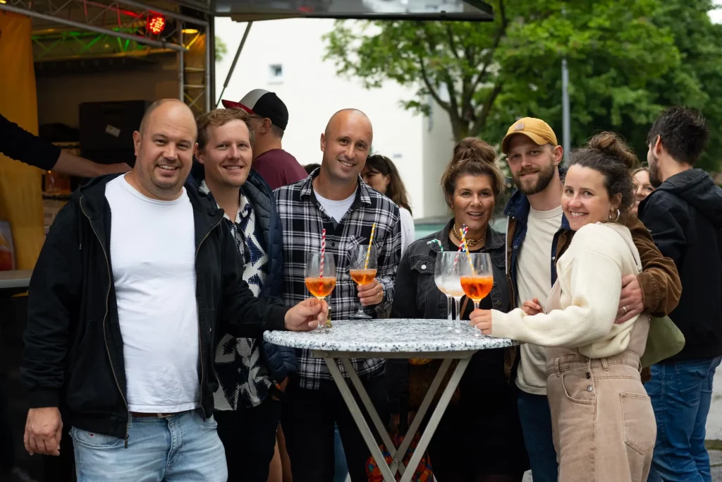 Freundesgruppe mit Aperol auf dem Feierabendmarkt Hermeskeilerplatz in Köln