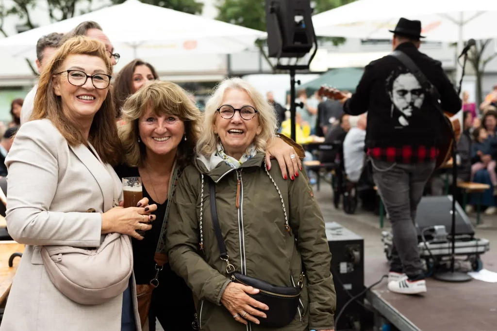 Lachende Besucherinnen mit Aperol und guter Stimmung auf dem Feierabendmarkt Köln