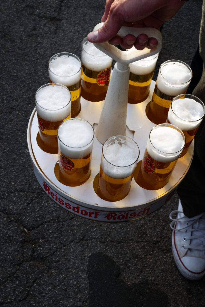Kölschkranz mit frisch gezapften Gläsern über dem Pflaster