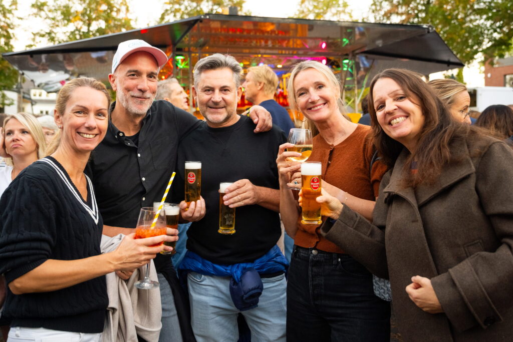 Anstoßen mit Kölsch und Aperol Spritz auf dem Feierabendmarkt am Marktplatz Sürth
