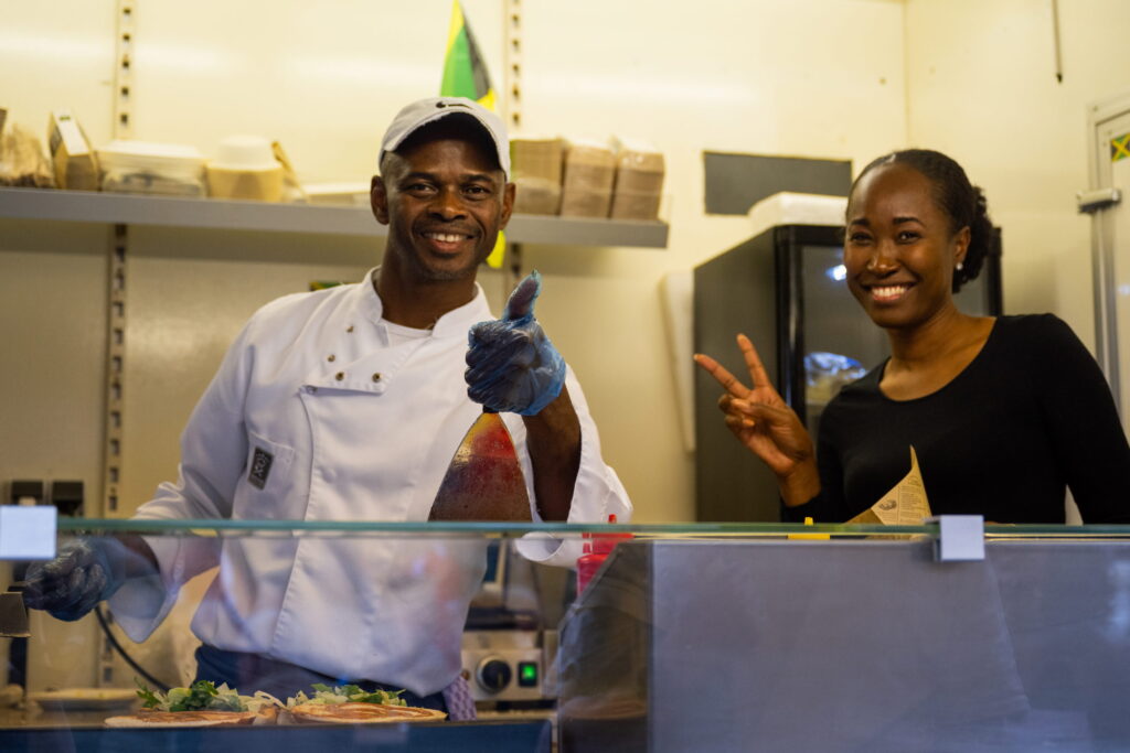 Lachendes Küchenteam hinter der Theke eines Streetfood-Stands auf dem Feierabendmarkt am Marktplatz Sürth